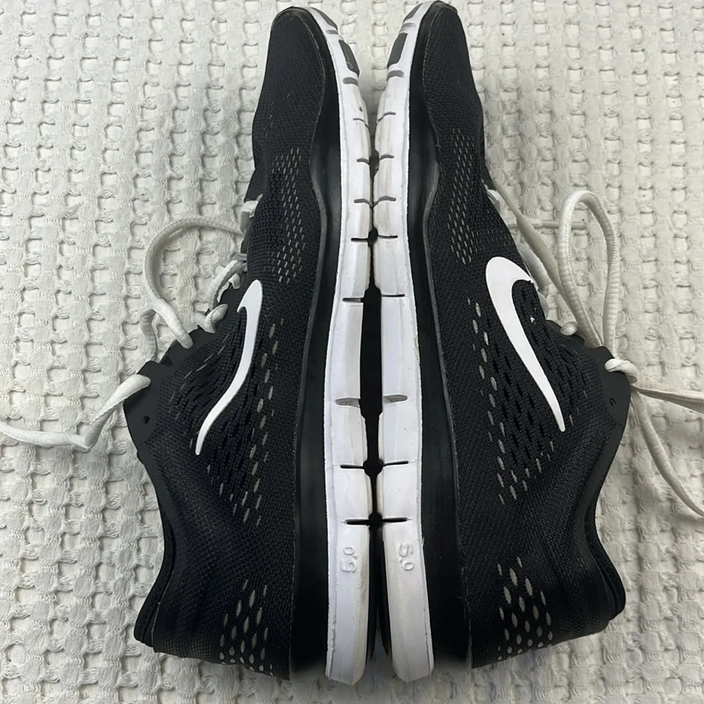 Nike Free Ladies Size 7-1/2 Black & White Running Shoes Pre Owned - Picture 6 of 14